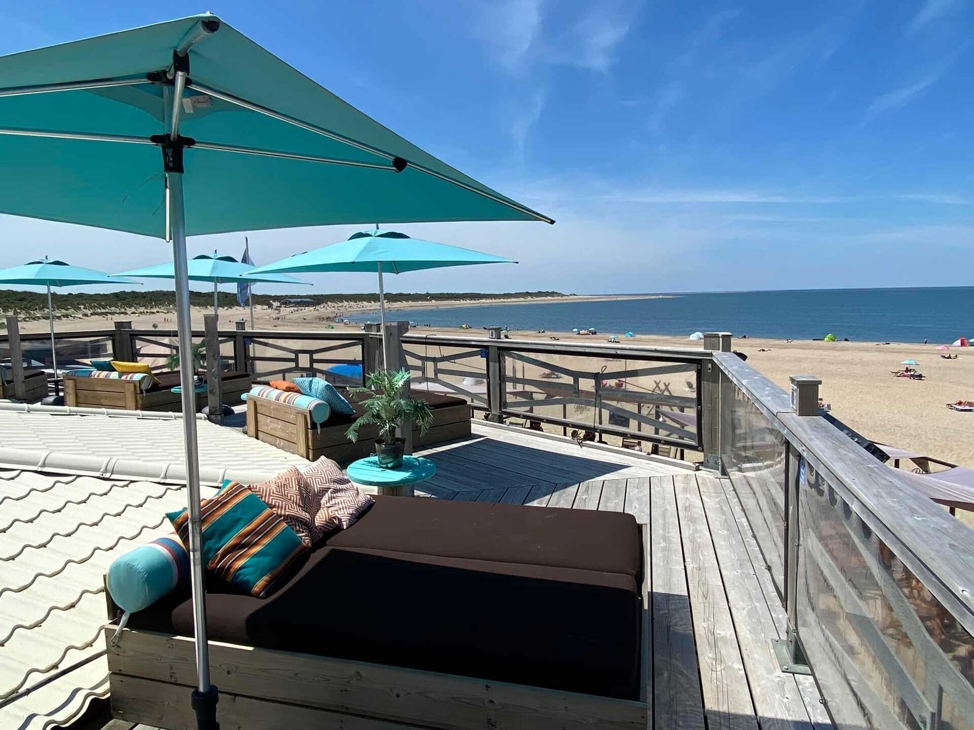 Loungebedden dakterras beachclubPerrys